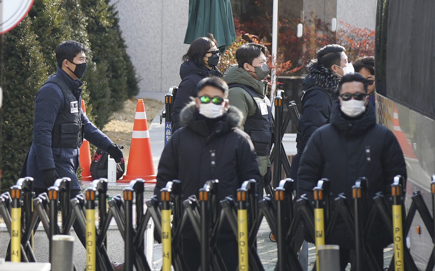South Korean officials pause attempt to detain president